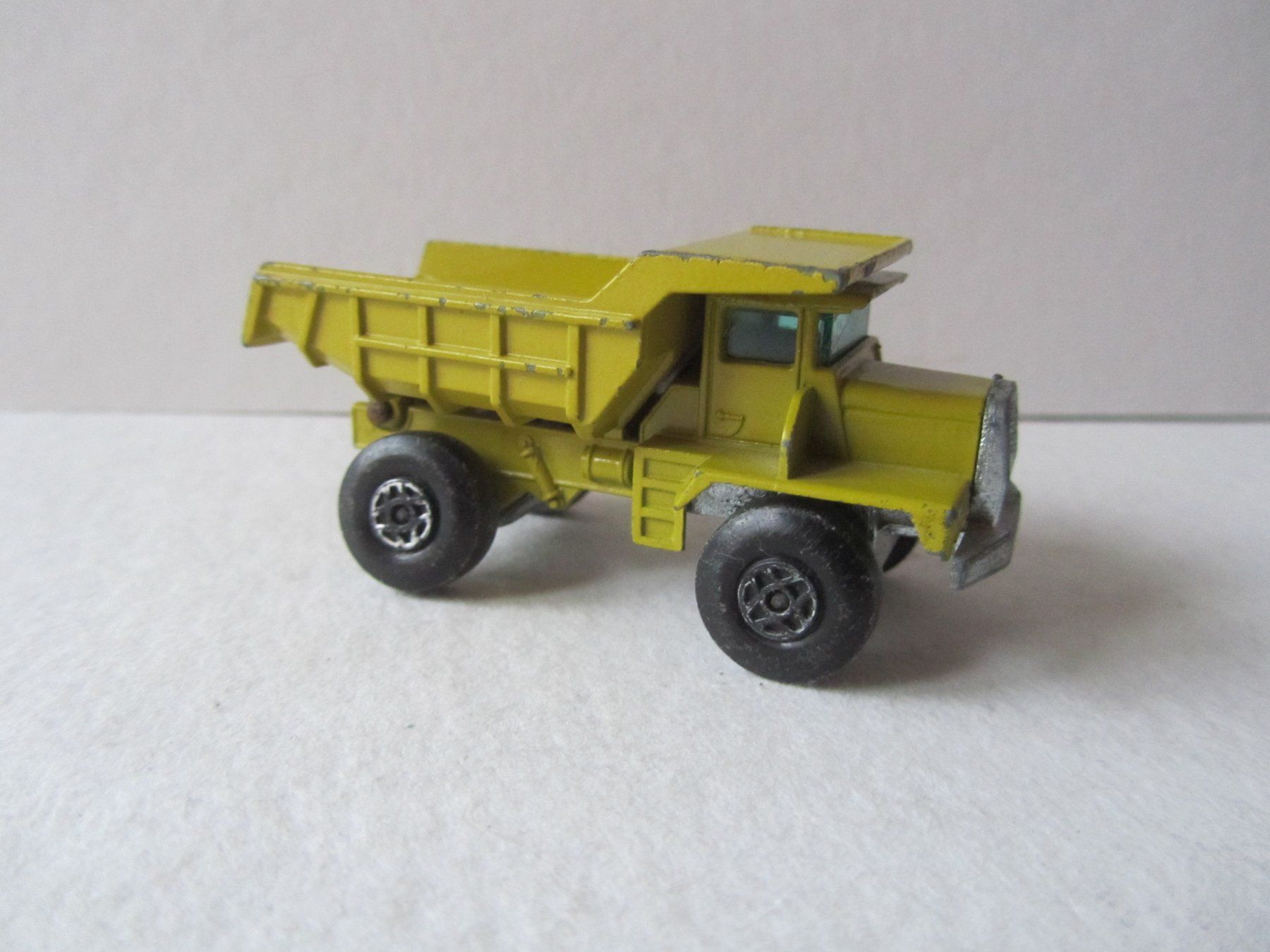 Matchbox Modellini d'auto: Mack Dump Truck, Matchbox Superfast, Nr. 28A – Usato da Weiningen ZH venduto da dietsch57 2