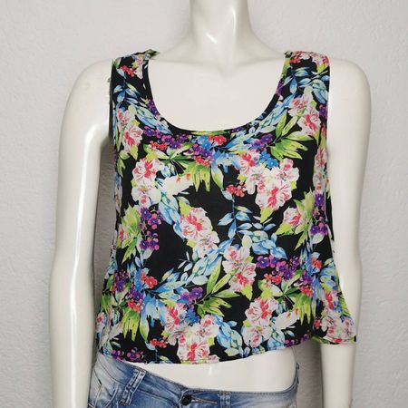 Sommerliches Top mit Blumenmuster und Rückenausschnitt - S