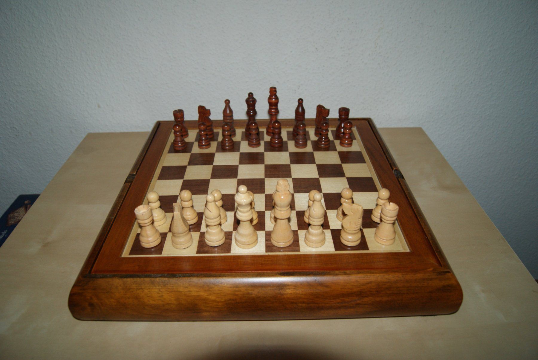 Giochi: Schachbrett-Box mit Figuren aus Holz – Usato da Zürich venduto da Widi1