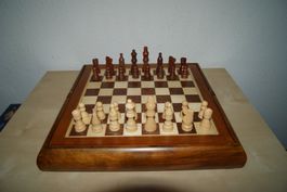 Schachbrett-Box mit Figuren aus Holz