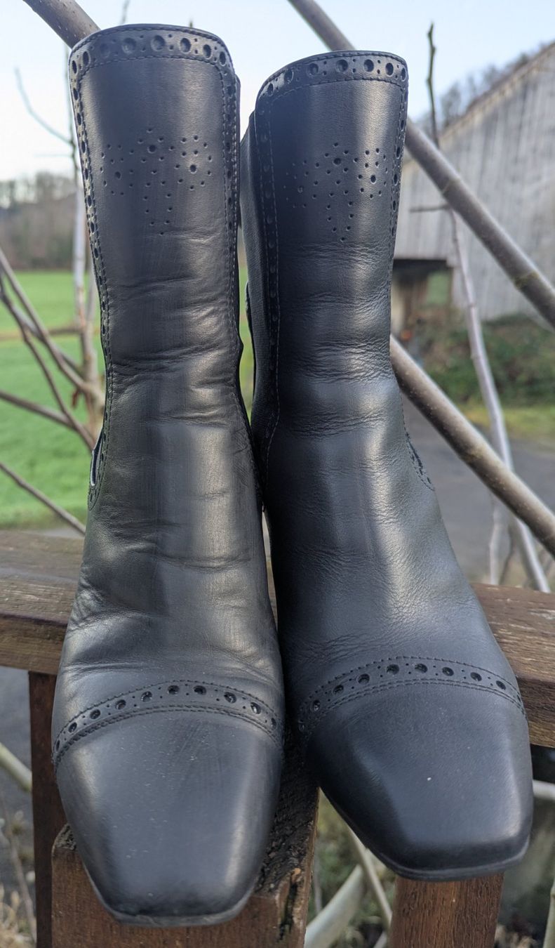 Lloyd Scarpe da donna: Lloyd Chelsea Boots mit Budapester Muster Gr 39 Schwarz – Usato da Altendorf venduto da Eistoelter 2