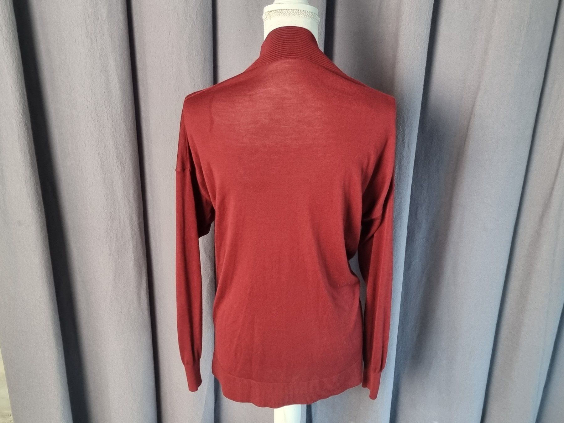 Giacche: Leichte Strickjacke in dunkelrot – Usato da Urtenen-Schönbühl venduto da Restwert_Schoenbuehl 2