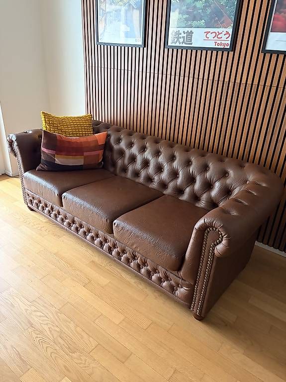 Sofas: Chesterfield Couch mit Sessel – Gebraucht aus Goldau von jan_8tvs