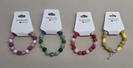 Vier Armbänder mit Glitzerperlen handgefertigt neu