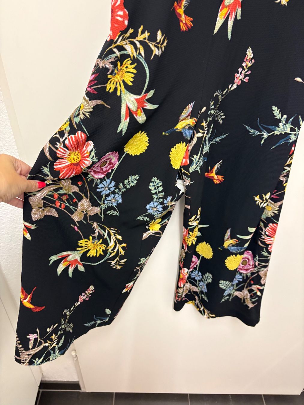 Only Tute: Jumpsuit Blumenmuster Schwarz Grösse 34 Only – Usato da Basel venduto da Tierschutz-Flohmi 3