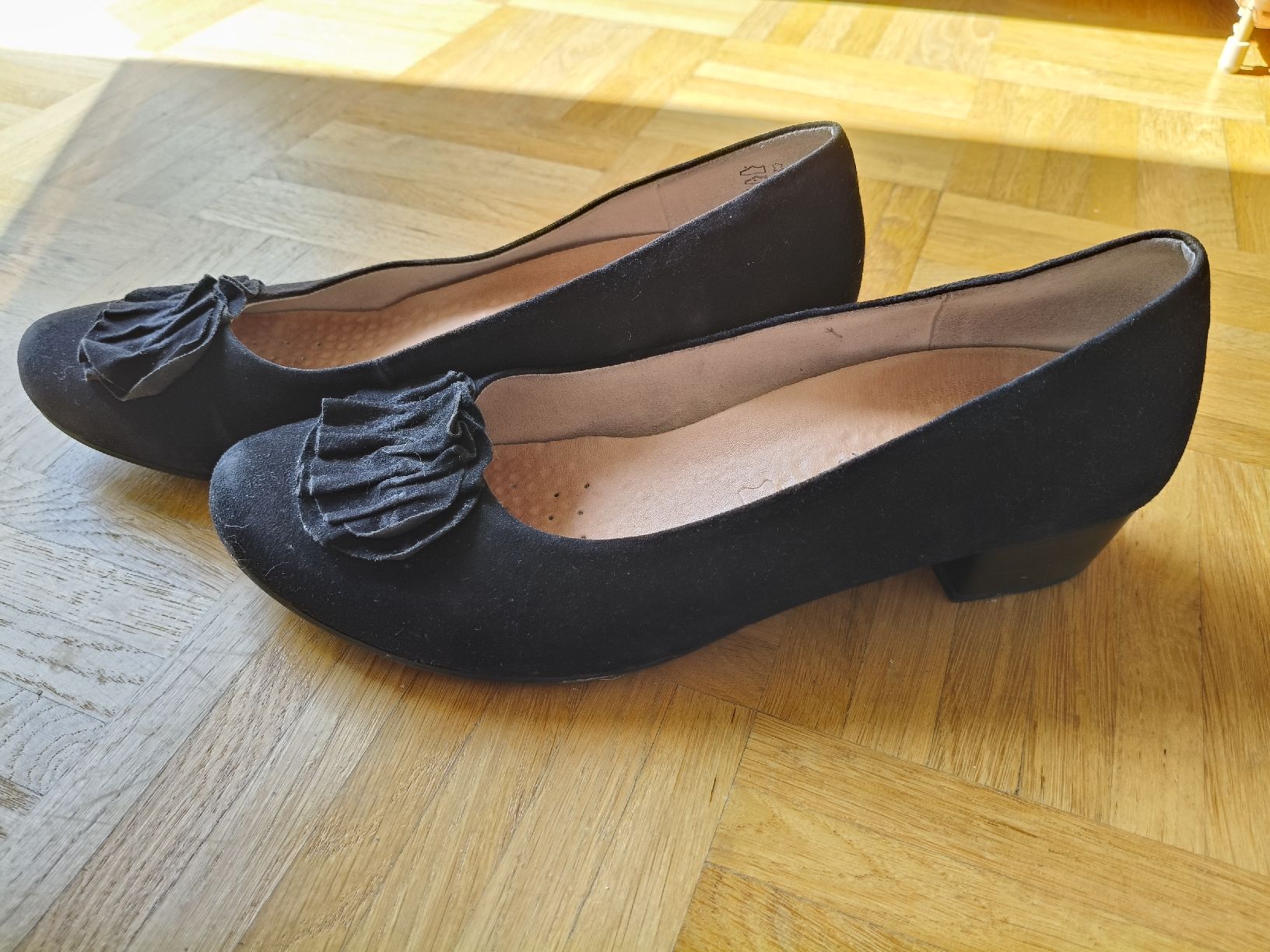 Scarpe da donna: Escarpins Caprice noires en daim, taille 42 – Usato da Petit-Lancy venduto da Elissouche 1