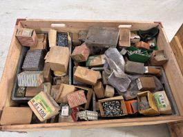 Ein palette schrauben, muttern, nägel, unterlegscheiben