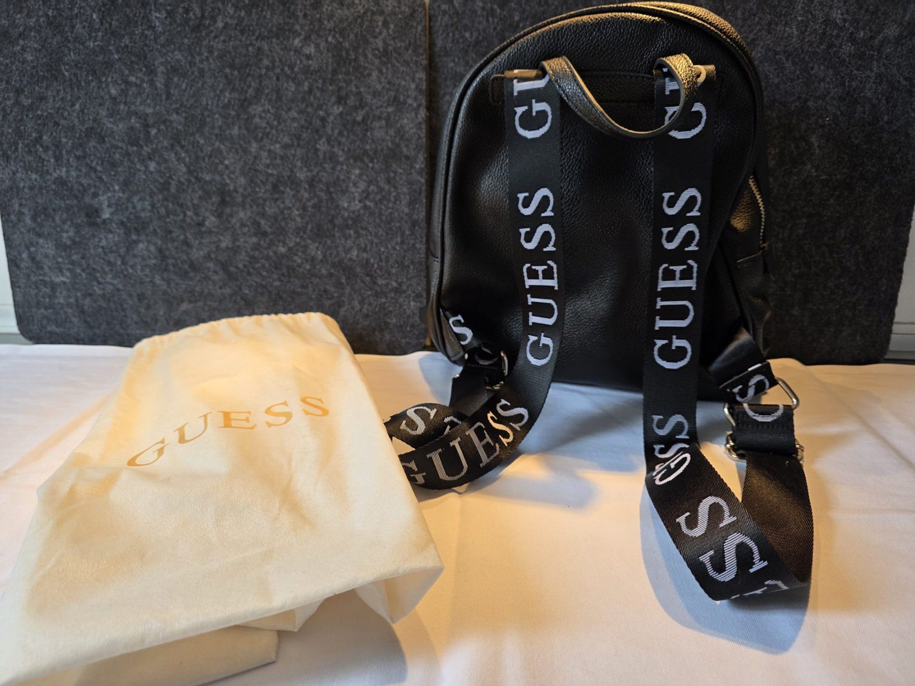 Guess Rucksäcke: Guess Damen Rucksack, Schwarz, neuwertig, Top Zustand! – Gebraucht aus Diegten von November1971 2