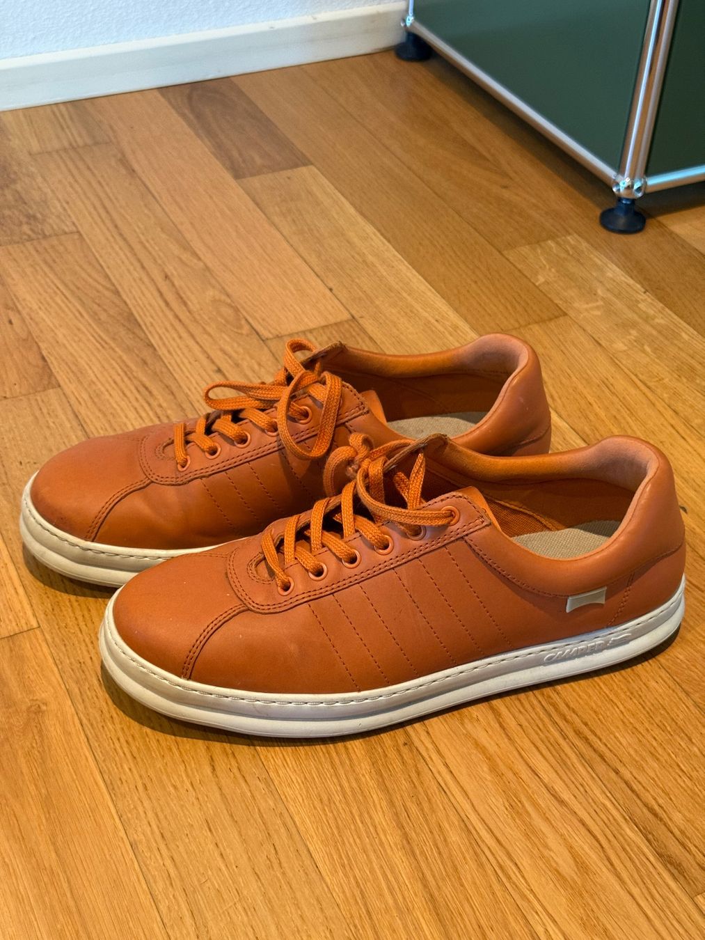 Camper Chaussures hommes: Baskets Camper cuir orange taille 44 – D'occasion à Zug par NikosKoukos
