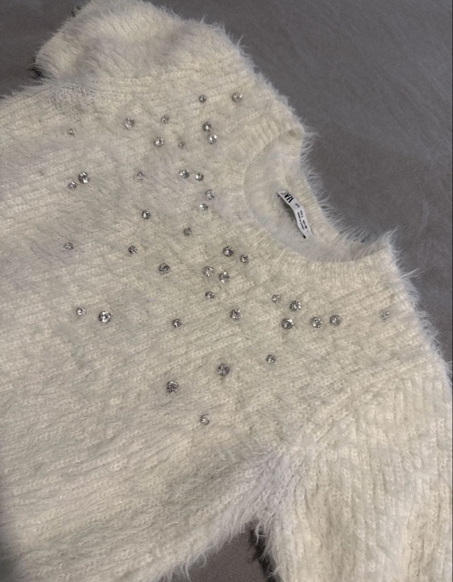 Zara Top: PULL BLANC DUVETEUX À STRASS – Usato da Monthey venduto da van_jbc7 2