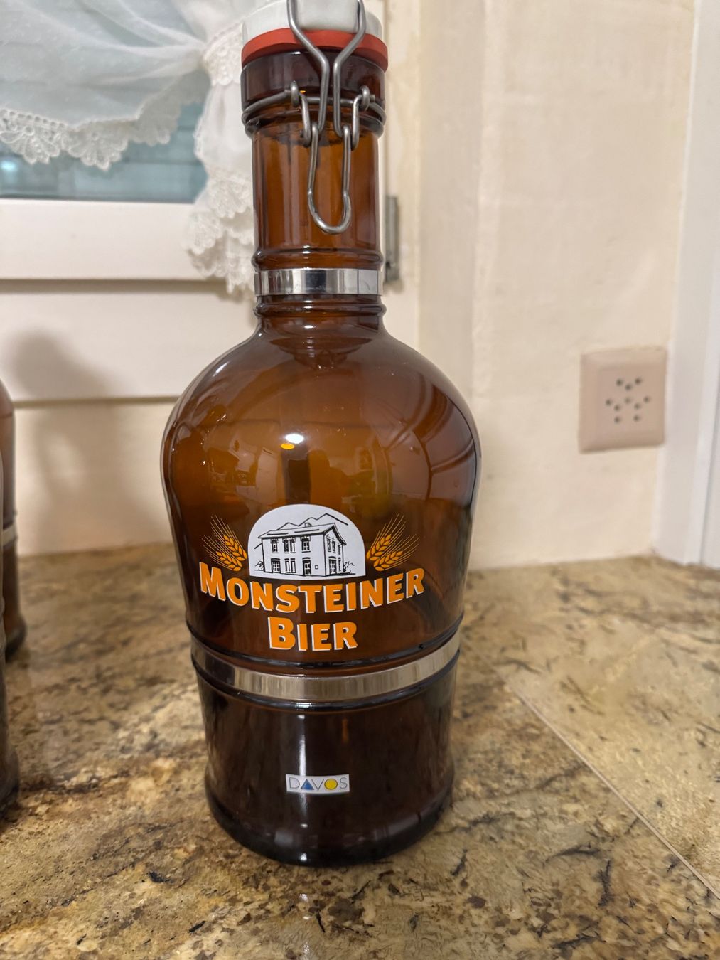 Verres, cruches & bouteilles: Bierflasche Monsteiner Bier Davos, 2 Liter – D'occasion à Vaduz par Greenturtle