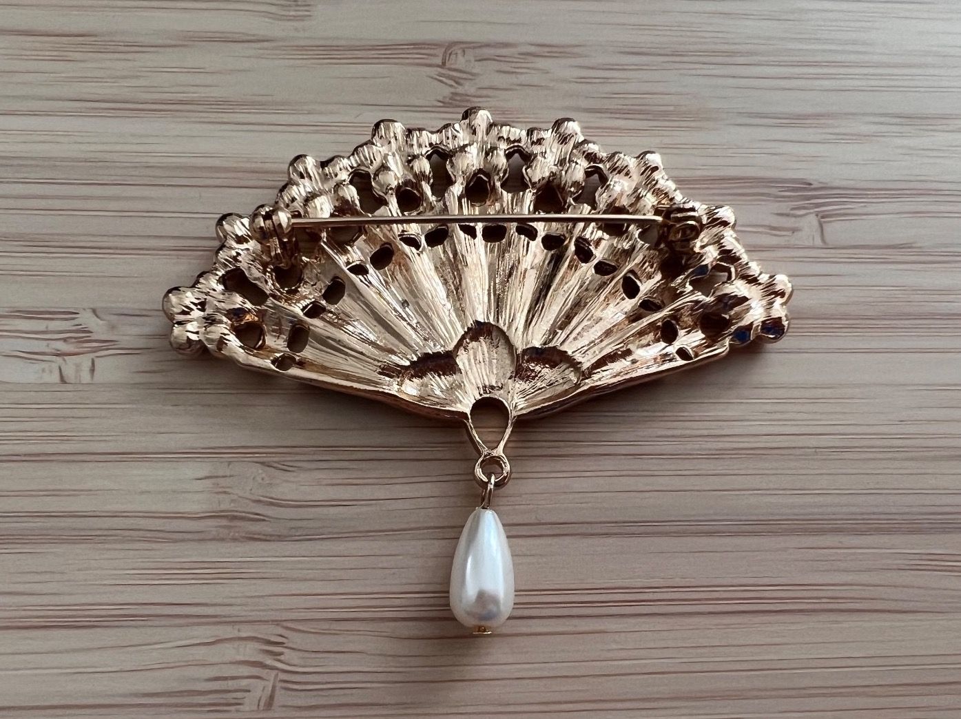 Spille & Fermagli: Blue fan brooch/pin with pearl – Nuovo (secondo la descrizione) da Genève venduto da Ballpencase 3