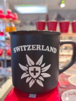 Schwarze Tasse "Switzerland" mit Edelweiss-Motiv, neu!