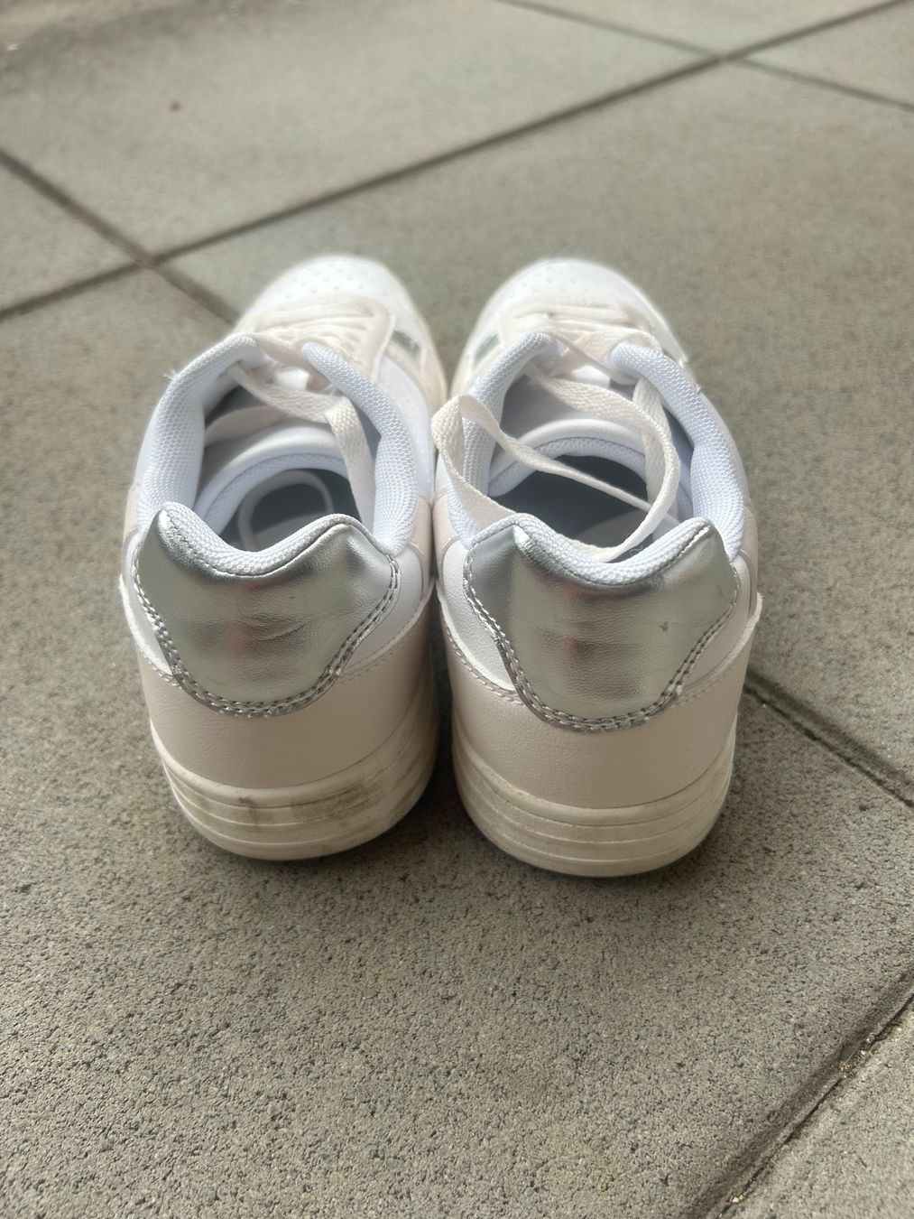 Damenschuhe: Une paire de basket – Gebraucht aus Courrendlin von loko2910 2