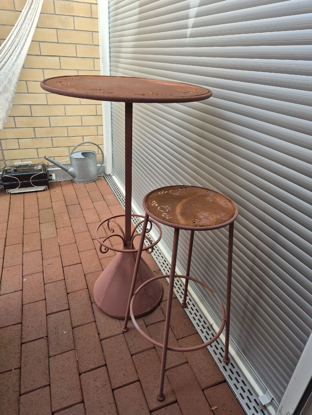Tischset: Stehtisch mit Hocker – Gebraucht aus Zürich von MottiB