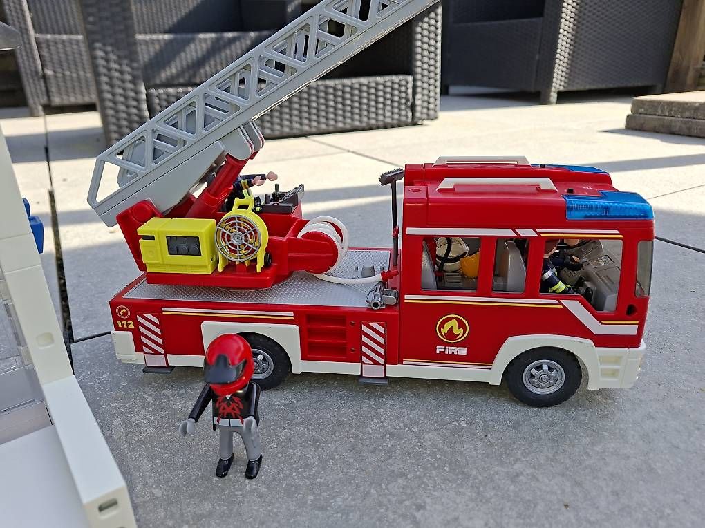 Giocattoli: Playmobil Polizeistation mit Feuerwehrauto – Usato da Landquart venduto da rofo29 3