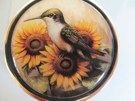 Pillendose mit Kolibri und Sonnenblumen.