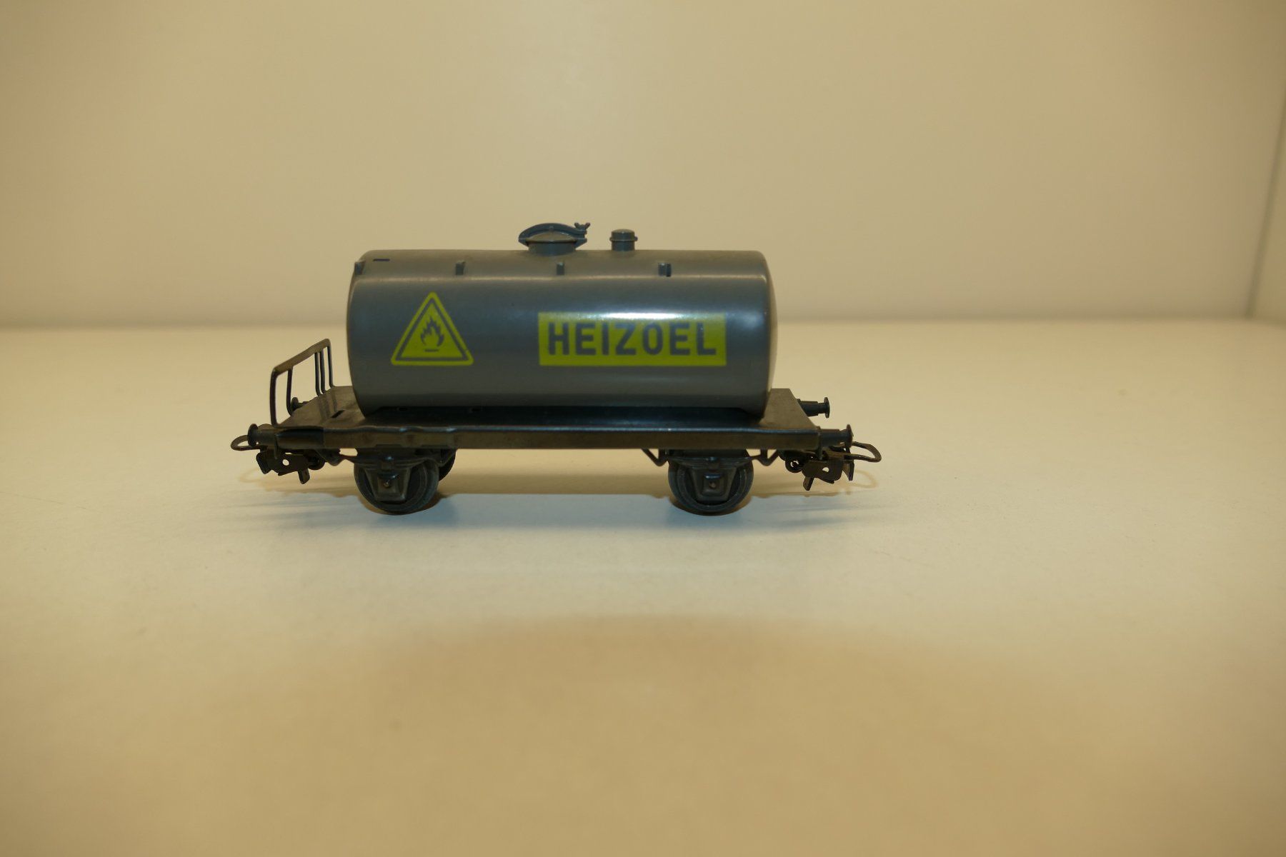 Märklin Modellini di ferrovie: Primex H0: Kesselwagen Heizoel – Usato da Niederhasli venduto da rail-duerst