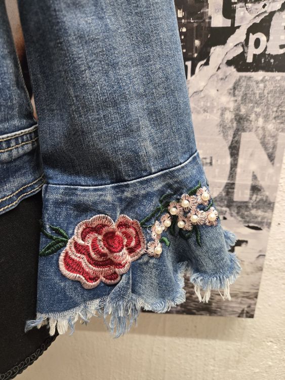 Giacche: Jeansjacke Damen Grösse S mit Perlen bestickt – Usato da Rheinsulz venduto da Dred 4