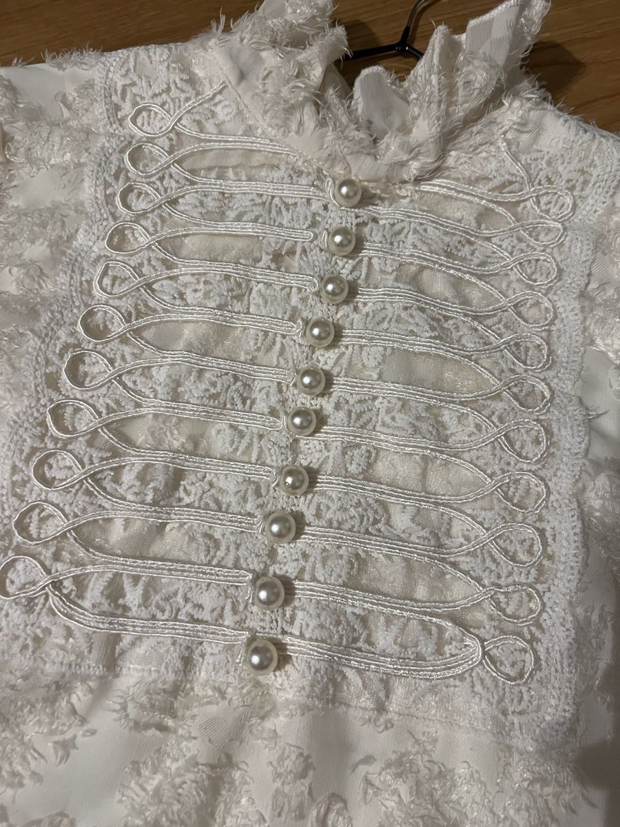 Maglioni & Felpe: Damen Bluse weiss mit Perlen und Spitze  – Usato da Zürich venduto da R1908 2
