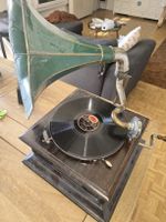 2 gramophones 1 pvillon et 1 valise avec disques et aiguille