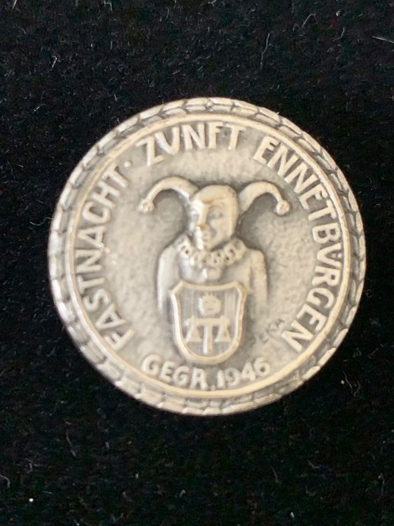 Pin's Fasnacht 1975 – Insigne Suisse – Thème Tourisme Et Villes – Métal