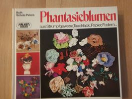 Phantasieblumen aus Strumpfgewebe, Tauchlack, Papier, Federn