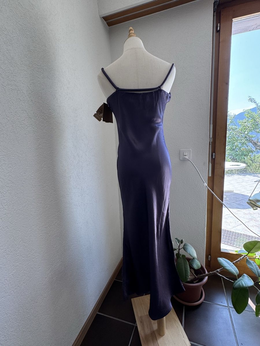 Vestiti: Langes, violettes Kleid, 100 % Acetat, Größe S/M – Nuovo e nell'imballaggio originale da Veyras venduto da ValClasse 1