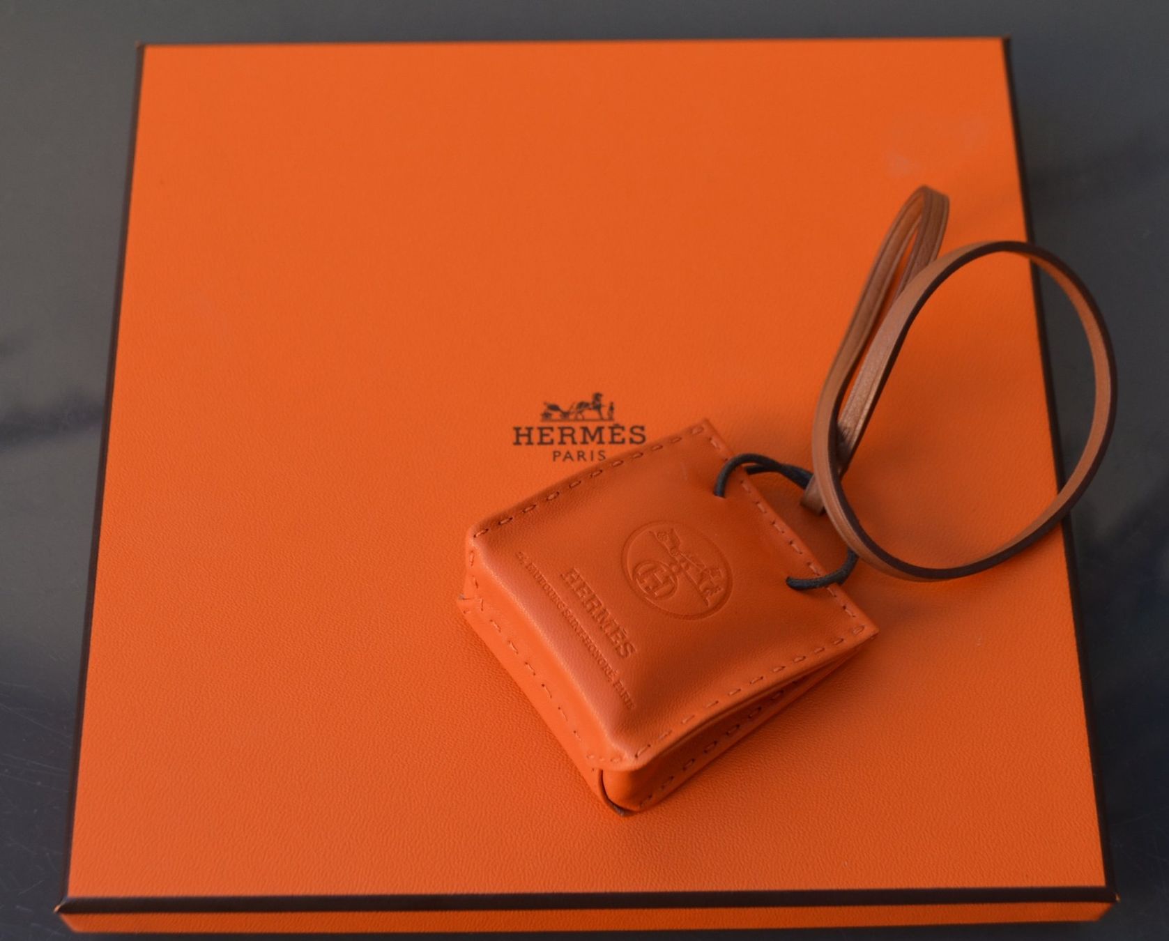 Hermès Borse: Hermès Sac Orange Leather Bag Charm – Usato da Collonges venduto da Auganien 2