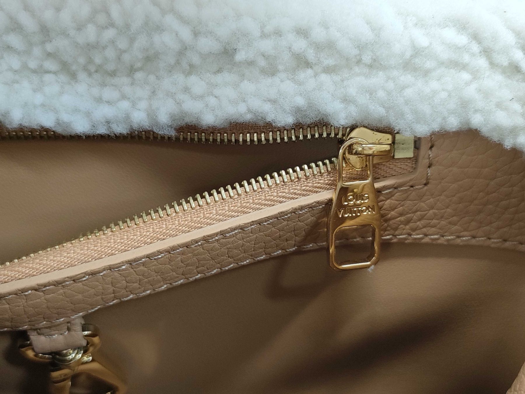 Louis Vuitton Borse da donna: Louis Vuitton Capucines BB Shearling, Neupreis ca. CHF 7000 – Nuovo (secondo la descrizione) da St. Gallen venduto da Love_Luxury 8