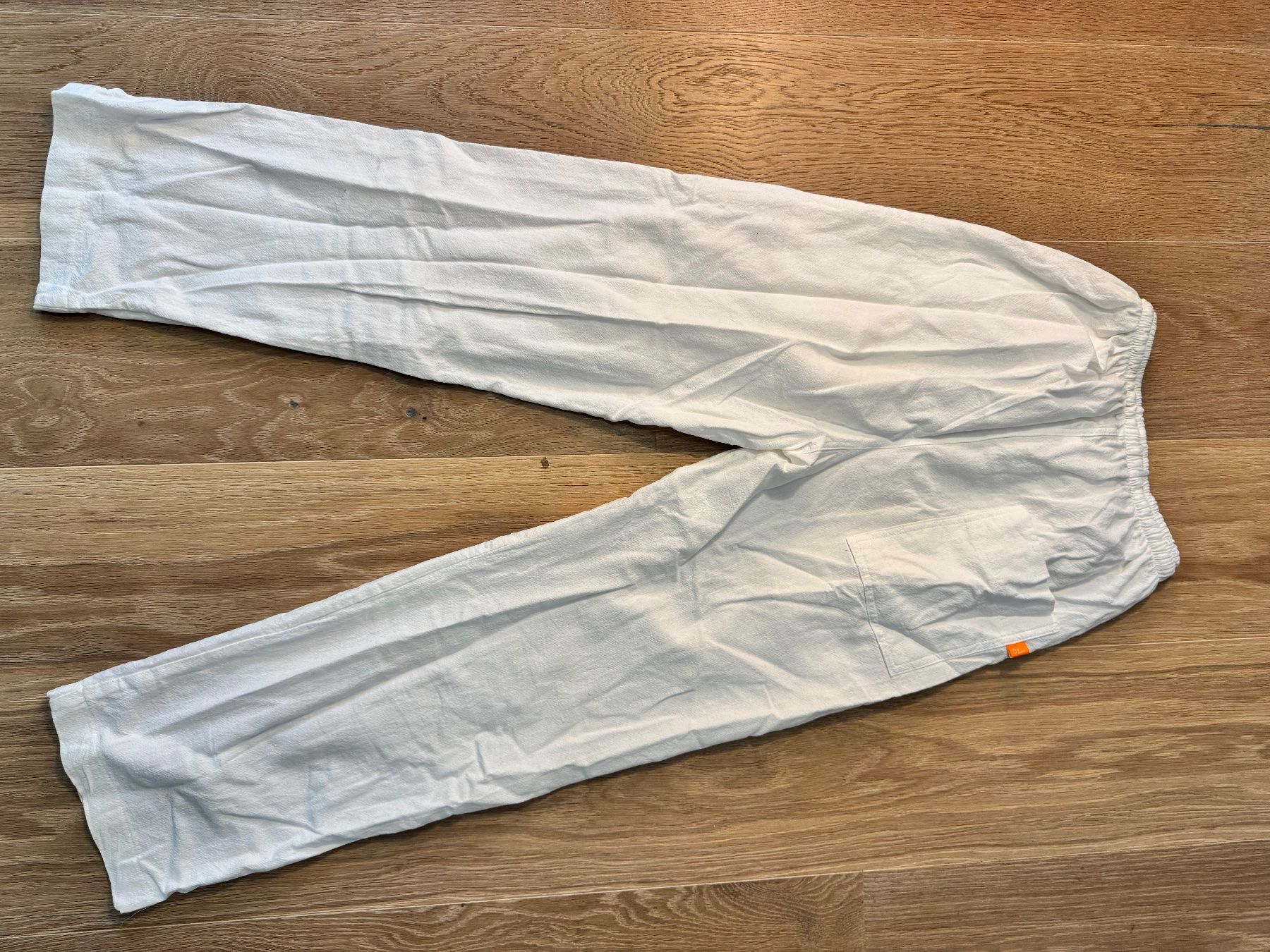 Hosen: Weisse Stoffhose mit Gummizug – Gebraucht aus Neuenegg von Jillvb04 1
