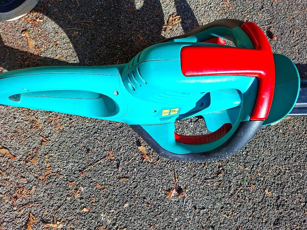 Bosch Tutti gli attrezzi: Heckenschere Bosch AHS 480-24T mit Pflegeköcher – Usato da Zürich venduto da alamer 2