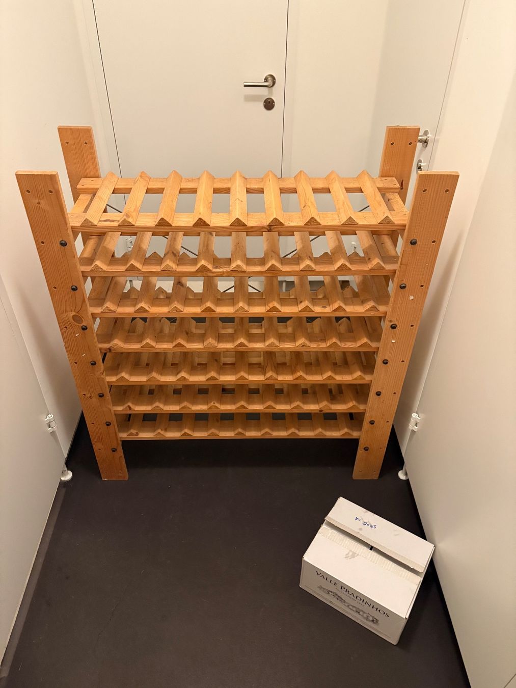 Vetrine: Wein Regal (56 flaschen) – Usato da Basel venduto da jth_2cnw 1