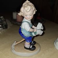 PORZELLAN FIGUR JUNGE AUF STECKENPFERD -
