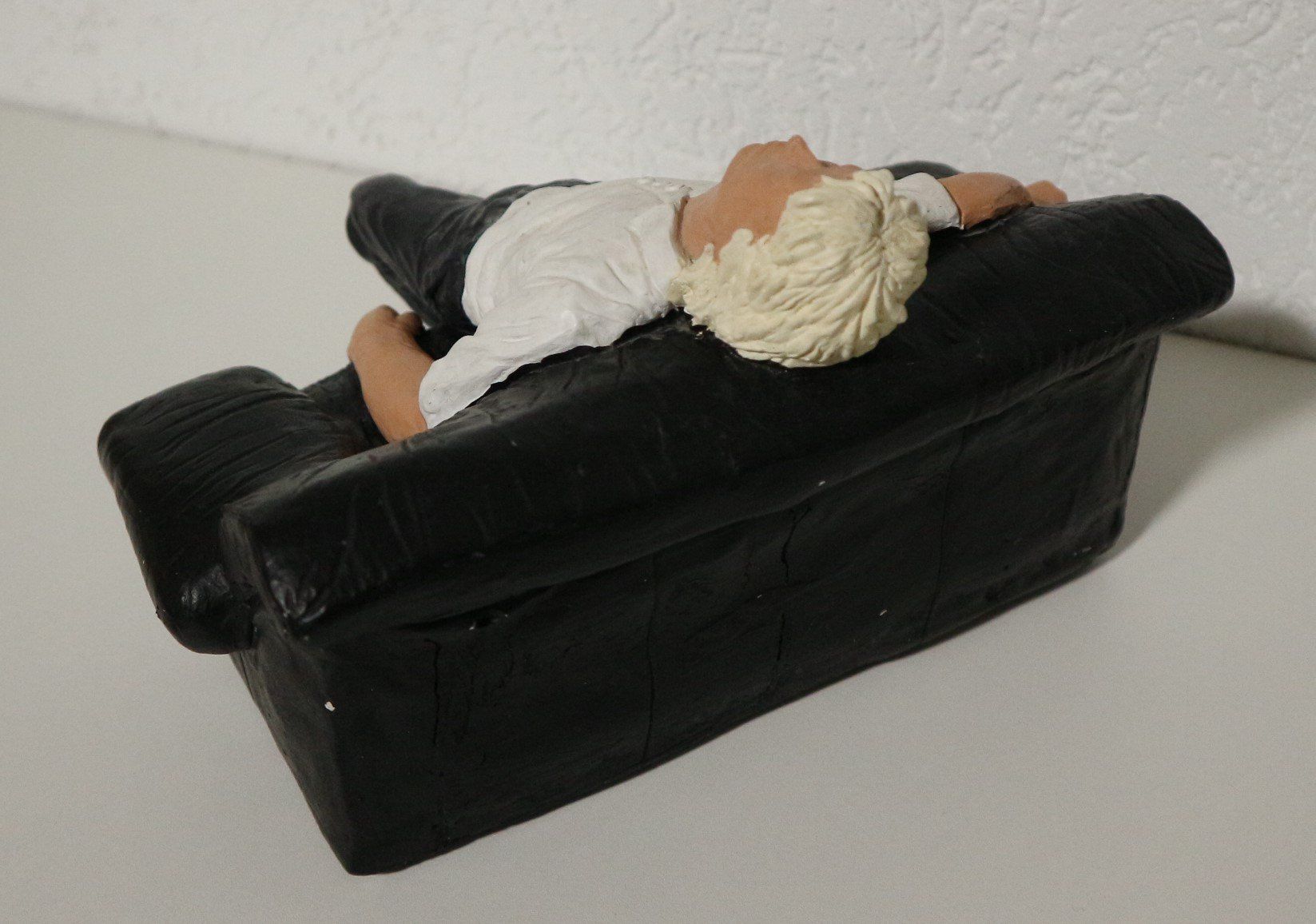 Statuette: Deko-Figur - Schlafender Mann auf Sofa – Usato da Auw venduto da beretta1966 1