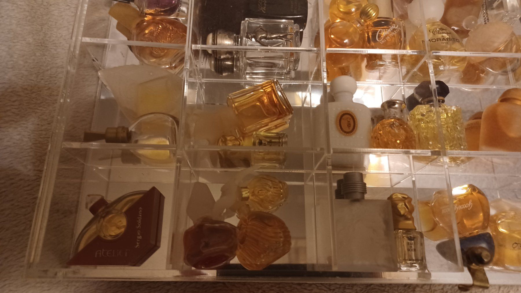 Profumi & Eau de Toilette: Parfum Miniaturen Sammlung im Acryl Display gebraucht – Usato da Winznau venduto da FlorianV 2
