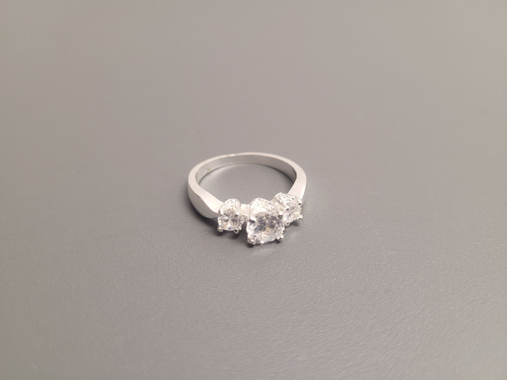 Ringe: Wunderschöner Damenring, Silberfarbig, mit ? Stein – Gebraucht aus Wängi von Jeane_02 3