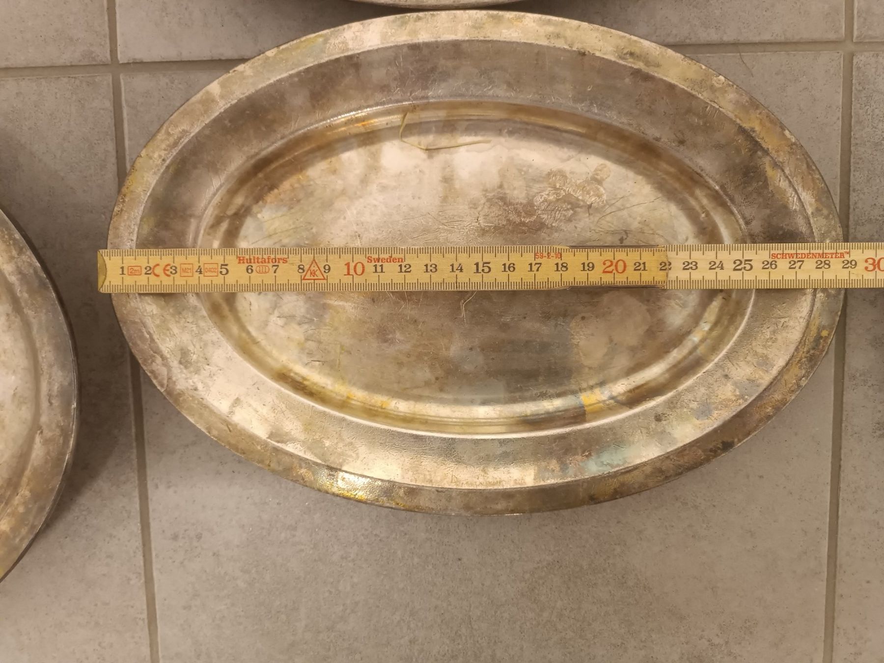 Piatti di portata: Set mit versilberten Servierplatten und Tellern – Usato da Binningen venduto da vit_pqg9 1