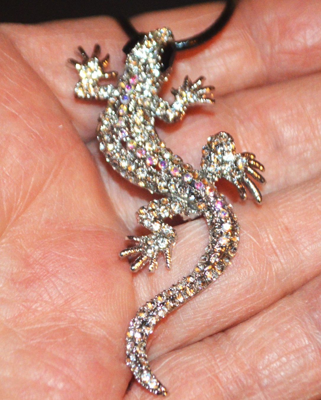 Spille & Fermagli: Brosche oder Halskette L-6690 – Eidechse weiss mit Strass – Nuovo e nell'imballaggio originale da Goldiwil (Thun) venduto da han_v5b7