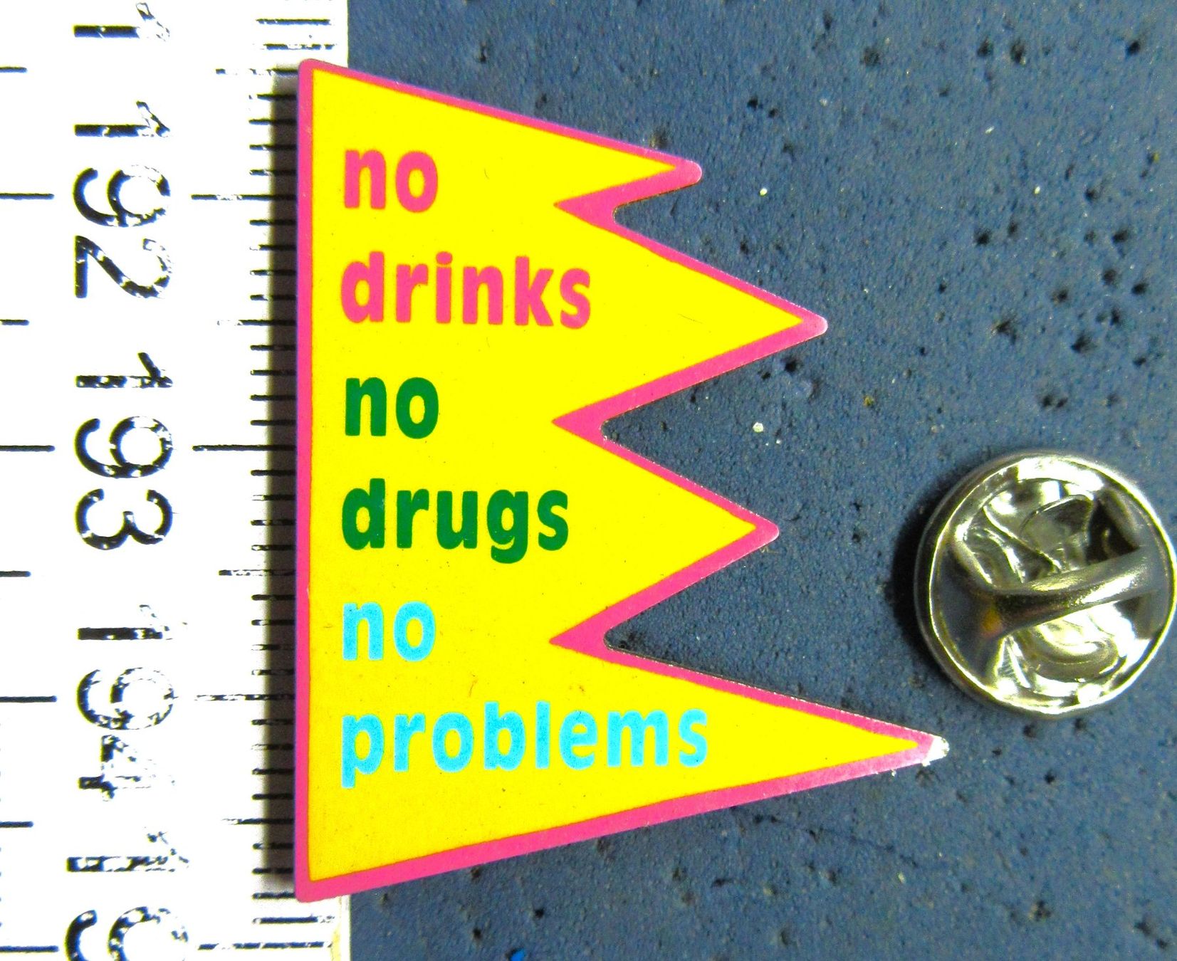 Swiss Placchette & Badge: NO DRINKS  NO DRUGS  NO PRBLEMS PIN – Usato da Ettingen venduto da Hausi4711
