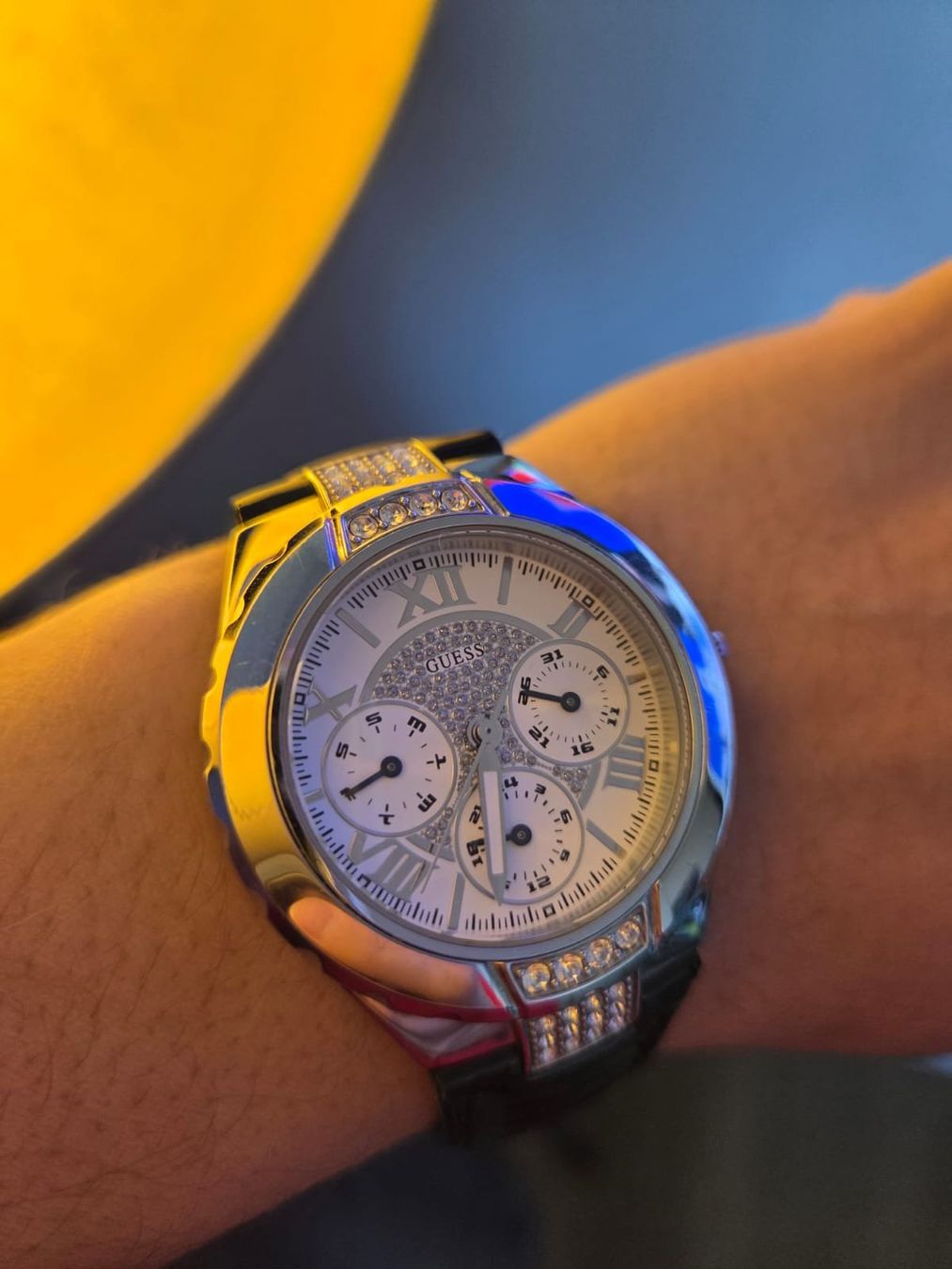 Guess Orologi: GUESS Damenuhr mit Strass – Usato da Emmen venduto da GrabandGo 2