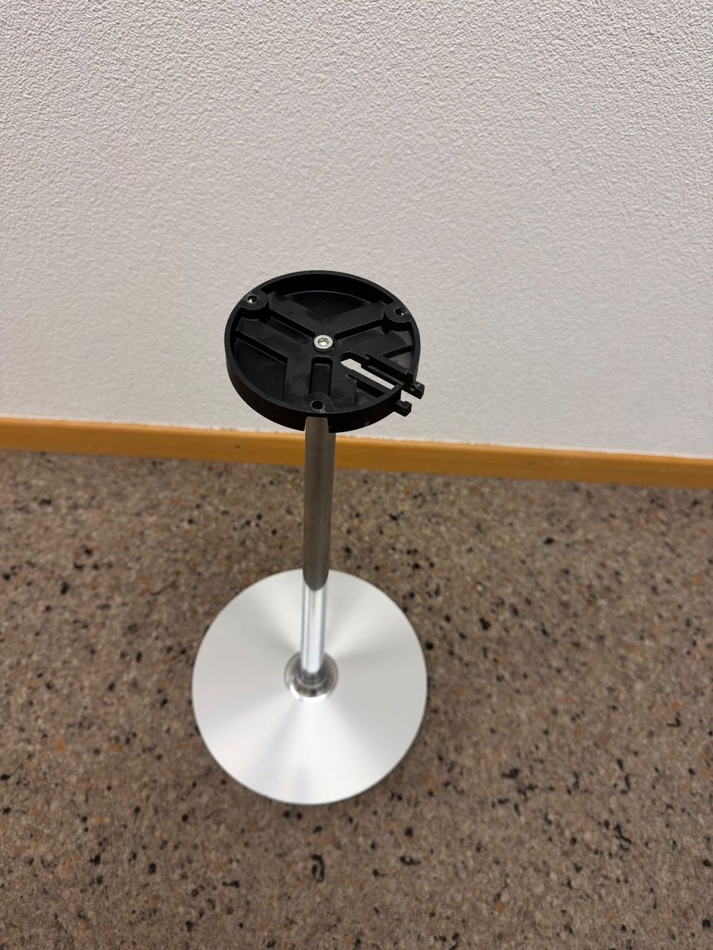 Sonstige Dekorationen & Accessoires: Bang&Olufsen Beosound 4 Bodenstandfuss – Gebraucht aus Gümligen von Brocki-Reimal-Stift