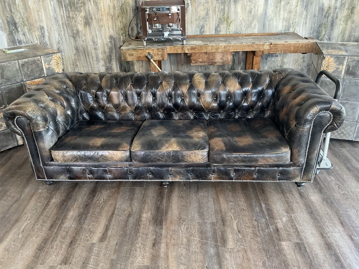 Chesterfield Divani: Chesterfield Sofa  – Usato da Hinteregg venduto da RomanoB
