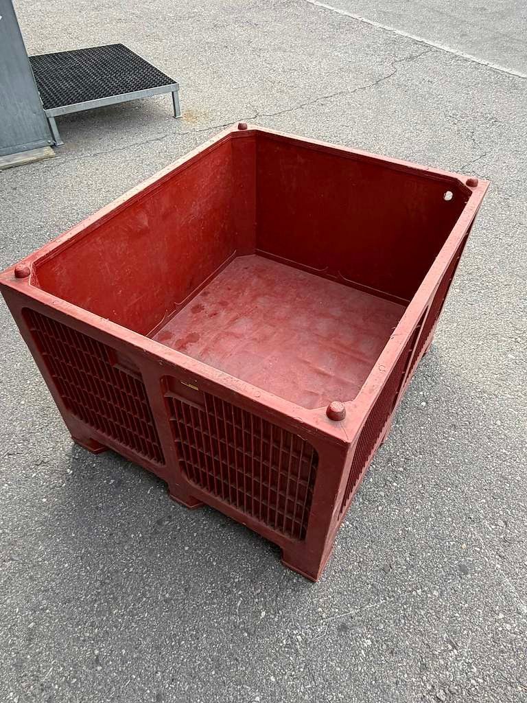 Behälter & Ähnliches: Grosser roter Kunststoffbehälter – Gebraucht aus Chur von Feschtland