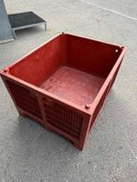 Grosser roter Kunststoffbehälter
