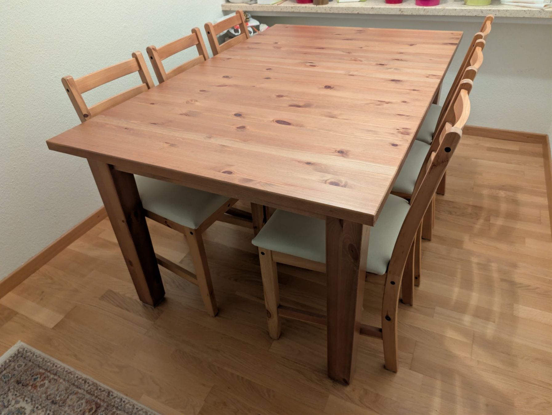 Set de table et chaises: Esstisch mit sechs Stühlen Holz hell – D'occasion à Dällikon par peacemaker1984