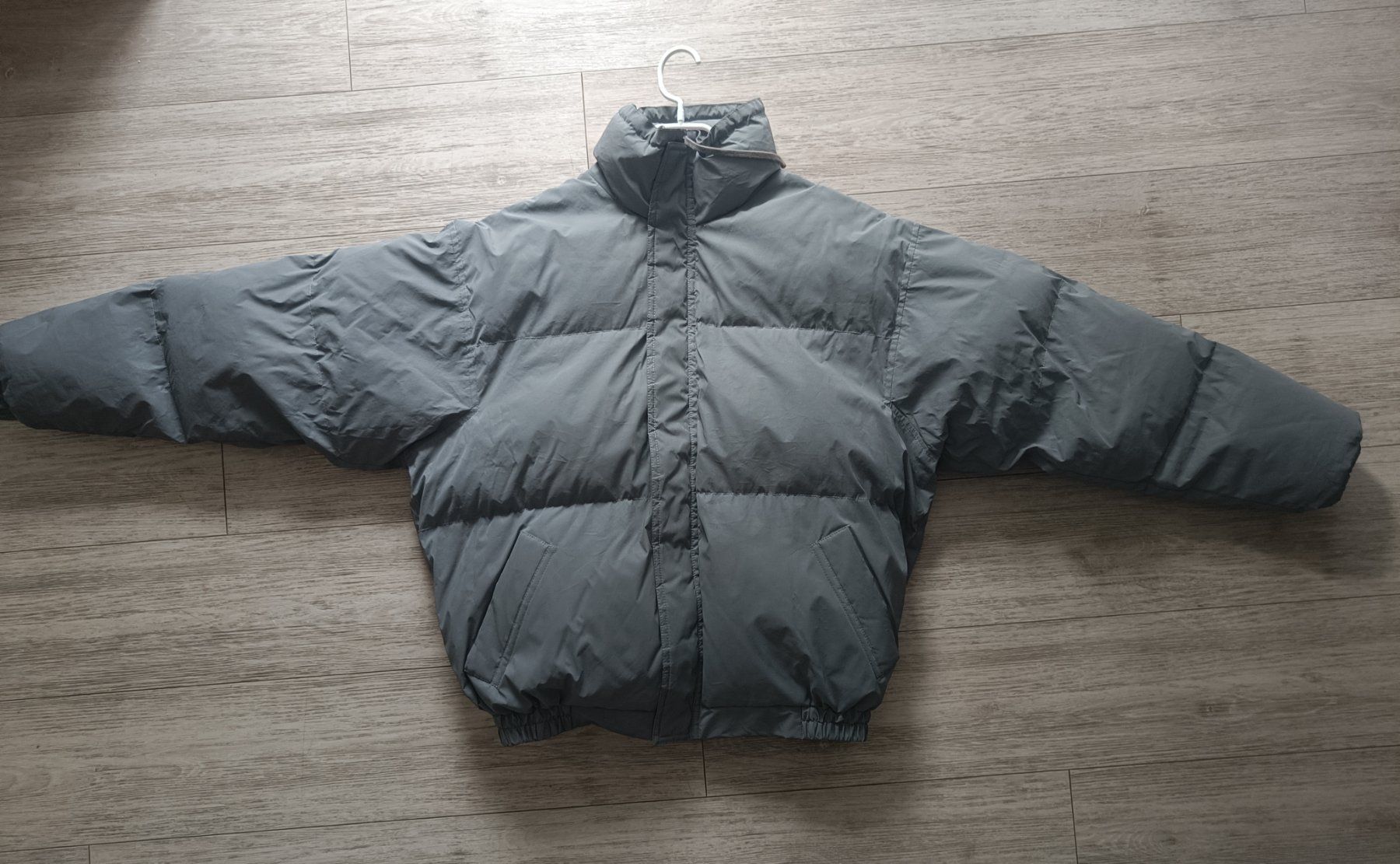 Fear of God Giacche: Fear of God Essentials Puffer Jacket - Silver Reflective – Usato da Altdorf UR venduto da Mattia0226 2