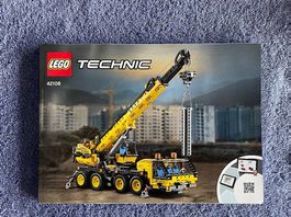 Lego Technic Kranwagen 42108, zerlegt und mit Originalbauan.