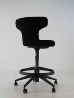 Vitra Pivot High Stool. Design von Antonio Citterio