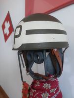 Schweizer Armee Stahlhelm Militär Polizei mit Tarnüberzug